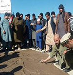 ننګرهار کې حکومت ته د پېغور ورکولو په موخه خلکو يو سړک اخيړ کړ 